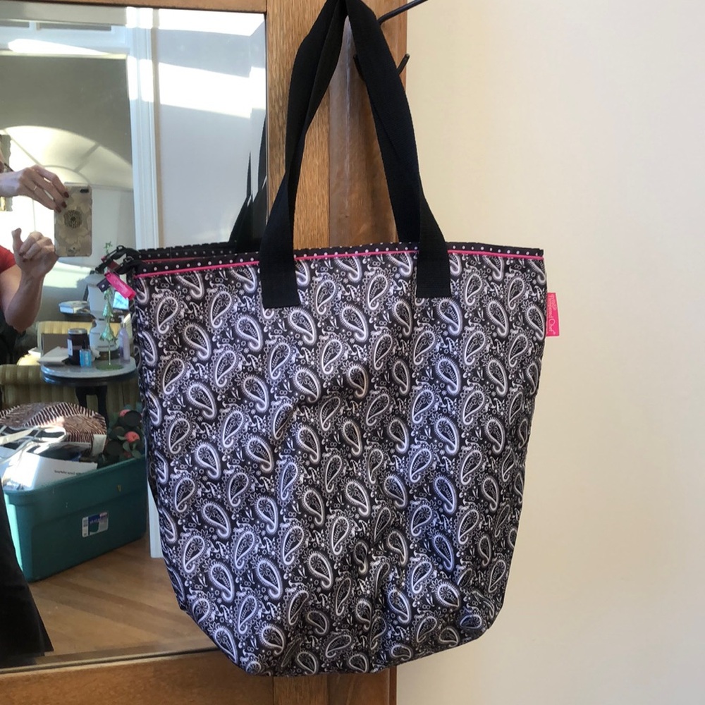 The Pampered Chef Large Tote, outside is in great condition-inside liner is torn